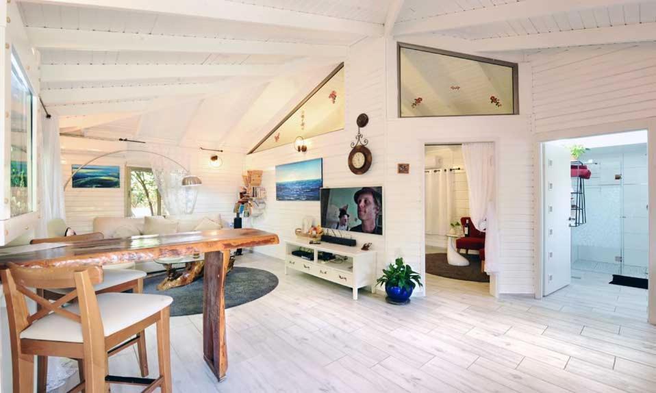 Lodge On The Sea Shave Ziyyon Bagian luar foto