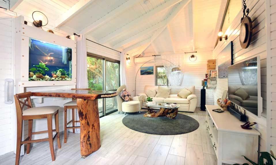 Lodge On The Sea Shave Ziyyon Bagian luar foto