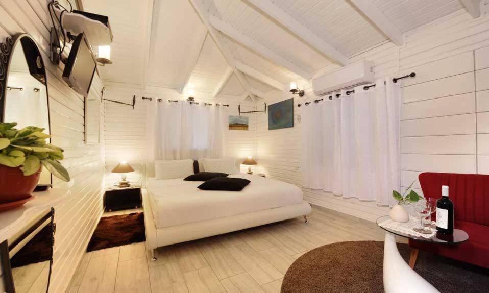 Lodge On The Sea Shave Ziyyon Bagian luar foto
