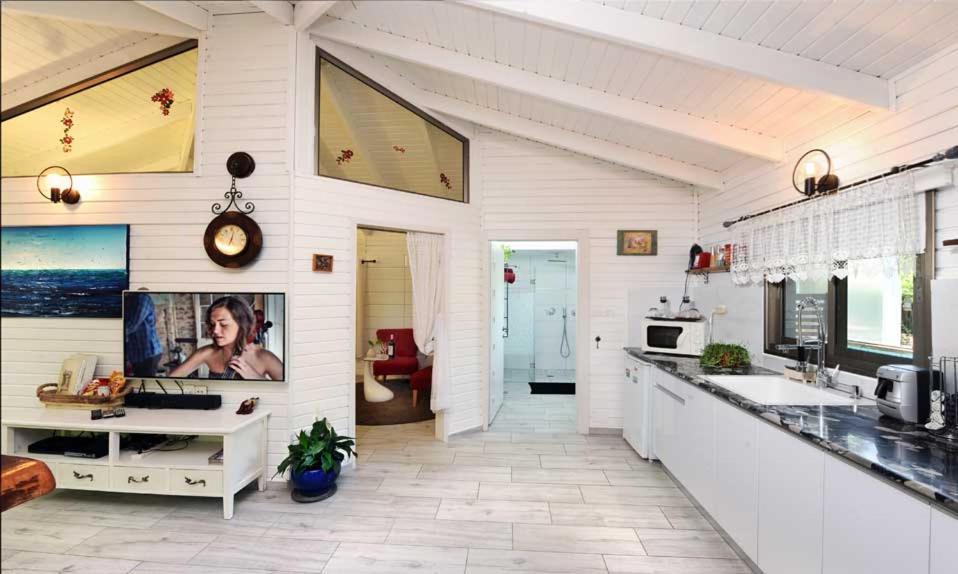 Lodge On The Sea Shave Ziyyon Bagian luar foto
